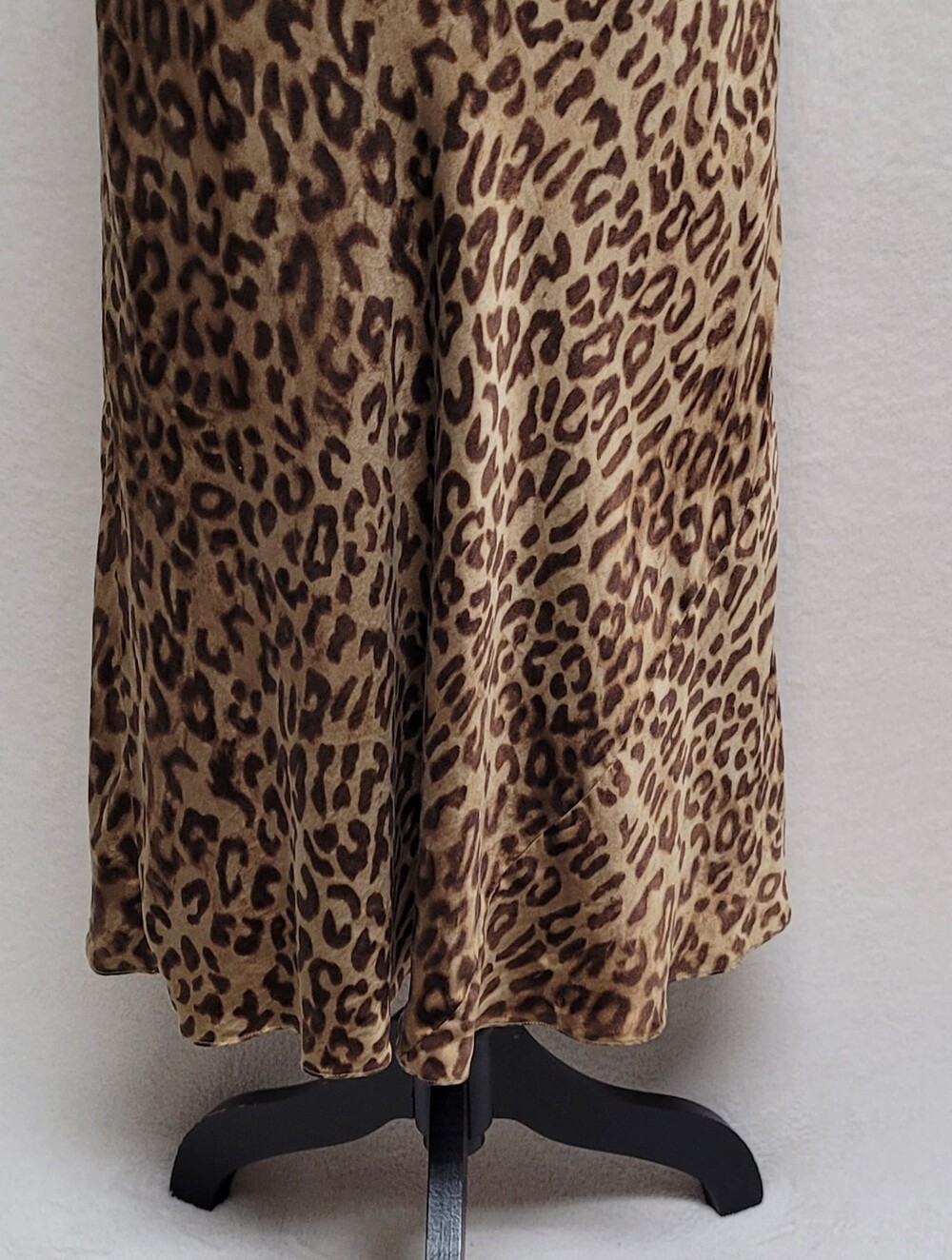 90s Vintage Jones New York Signature Silk Satin Leopard Print V-neck Midi Dress - Picture 4 of 9